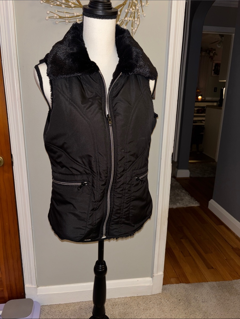Black Faux-Fur Collar Quilted Vest - Women Jackets & Coats Reversible Size Small